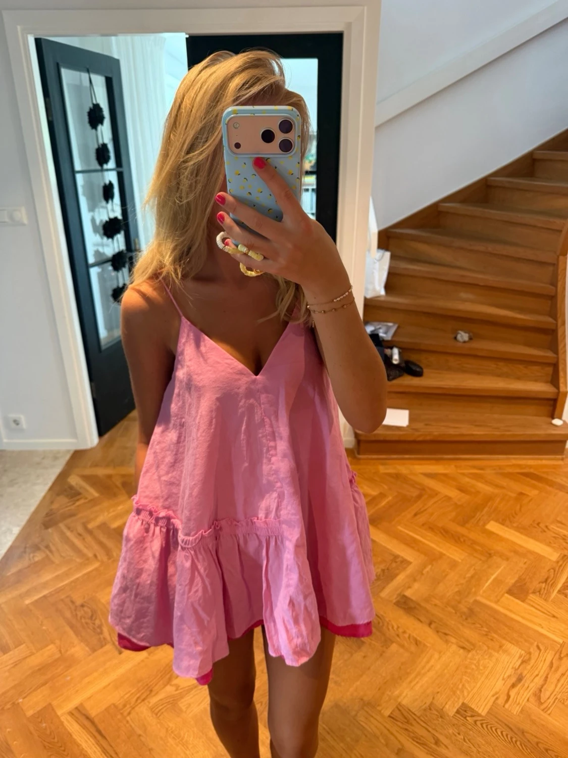 Rosa kort klänning med volang - 1