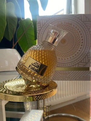Falak Nusuk 3ml - Säljer 3ml av denna i glasdecant / travelsize! Så söt och god doft!🥰👌✨ Toppnoterna är Brunsocker, Kola och Kex; hjärtnoterna är Vaniljstång, Kola och Bärnsten; basnoterna är Musk och Praliner. Postar i bubbelkuvert💌