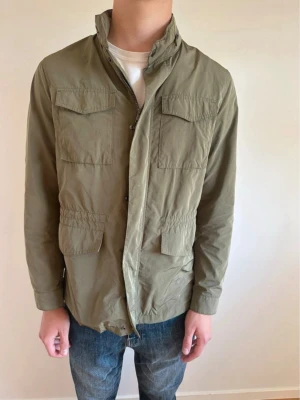 Field jacket  - Säljer denna feta Massimo Dutti overshirten. Fint skick. Storlek M. Modellen är 186. Hör av dig vid minsta lilla fundering! 