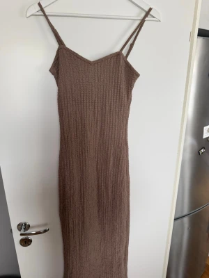 Klänning nakd - Jättefin klänning från Nakd, med underklänning som gör att den sitter på plats 🤎  Storlek; XS Skick; Ny utan lappar Material; 99% polyester, 1% elastan. Foder; 100% polyester  #nakd #midiklänning #sommar #scandi