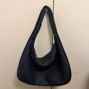 Axelremsväska - Fin axelremsväska, köpte från Vinted men osäker vart väskan är ifrån, tror det är Design by Si.  Färgen är mörkblå. Hade använt max 3 gånger sedan köptes.