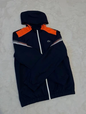 Lacoste Jacka - Hej! Säljer nu min helt nya Lacoste jacka i storlek S aldrig använd pågrund av att jag ångrar mitt köp så skick 10/10. Hör av er vid frågor eller vid intresse!😁