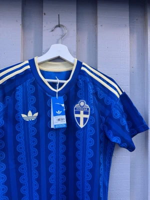 Sverige Bortaställ adidas originals - Tja säljer en helt oanvänd Sverige Match tröja ÄKTA. Fick den genom jobbet (Intersport) men säljer den då är fel storlek för mig. Etiketten finns kvar & först till kvarn!  Storlek:S Skick: Oanvänd 10/10