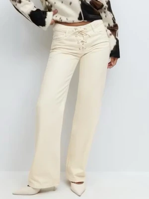 Vida vita jeans med snörning fram - Trendiga jeans från Gina tricot i storlek 32 med knytning💕