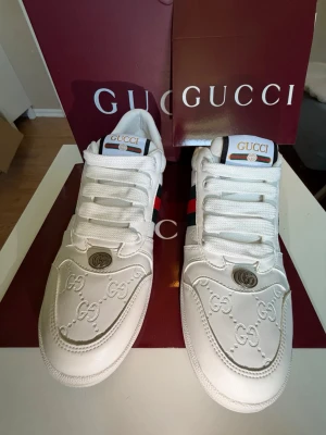 Vita sneakers  - Snygga vita sneakers. Helt oanvända, fråga gärna om fler bilder, priset kan diskuteras!