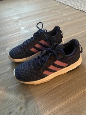 Adidas träningsskor - Träningsskor från Adidas, allmänt fint skick men har några slitningar/hål (bild 5,6)  Storlek 37 1/3 Funkar både som inomhusskor och joggingskor