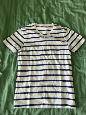 Randig t-shirt - Randig t-shirt i v-neck från bläck. Bra skick, finns inget att anmärka på. Storlek S, passar därefter. Skriv vid funderingar!