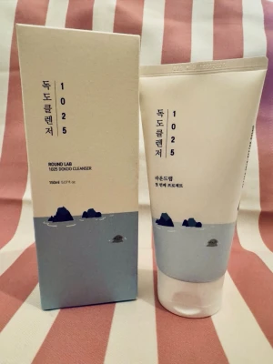 Round Lab 1025 Dokdo Cleanser 150ml - Mild ansiktsrengöring från Round Lab, 1025 Dokdo Cleanser, 150ml. Tuben och förpackningen är vita med blått havsmotiv och minimalistisk design. Perfekt för daglig hudvårdsrutin och passar alla hudtyper.