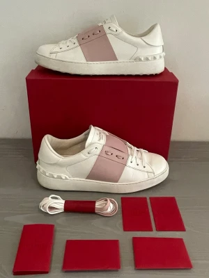 valentino opens - Säljer ett par jättefina valentino skor i nästan helt nytt skick. Alla tillbehör som låda, extra snören, lappar och kort får med vid fullpris eller vid överänskommelse. Jag svarar gärna på frågor och prisförslag mvh😇