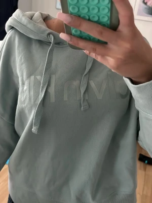 Calvin Klein hoodie  - Säljer min Calvin Klein hoodie som inte längre kommer till användning. Den är i väldigt gott skick och jag har bara använt den några få gånger❤️