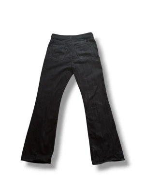COS vintage bootcut jeans - Ett par riktigt snygga bootcut/flared COS jeans, som är typ waxed. Står ingen storlek men skulle säga att de är runt W30/L32. Bra skick. 100% bomull.