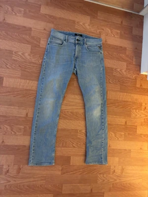 Replay jeans - Ett par riktigt fräscha jeans från Replay. Rekommenderas starkt! De finns inga defekter. Priset är ej hugget i sten. Skriv vid frågor 😄