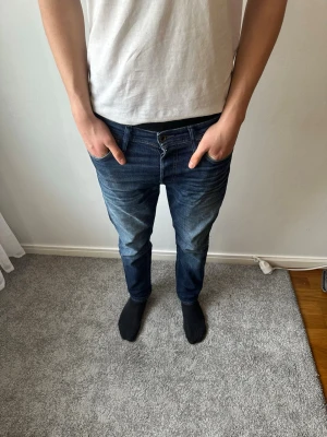 Blåa Jack and Jones jeans - Säljer ett på riktigt fina byxor ifrån Jack and Jones i storlek W29 L30