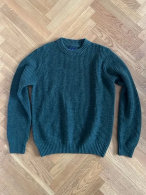 Mörkgrön ribbstickad tröja - Mörkgrön stickad tröja från Bondelid i mycket bra skick. Tröjan är i storlek M och har en mycket snygg passform🙌