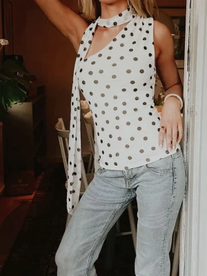 Halterneck topp - Intressekoll!! Superfin oanvänd halterneck topp🌸helt SLUTSÅLD