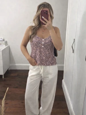 Helt nytt blommigt vintage sovlinne från H&M – strlk M  - Säljer ett helt nytt superfint och romantiskt sovlinne från H&M i storlek M med prislapp kvar. Linnet har ett vackert blommigt mönster i harmoniska färger samt dekorativa knappar framtill som ger en feminin och stilren look. Perfekt både som sovplagg eller för mysiga hemmakvällar. Köptes för nypris 200kr! FÖRST TILL KVARN!