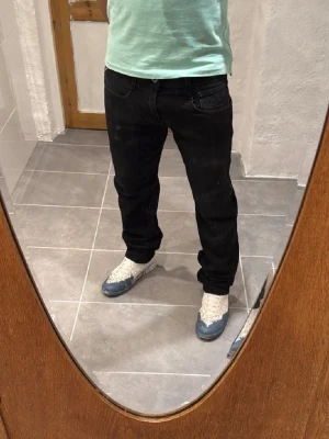 Replay jeans  - Ett par snygga byxor från Replay i storlek W33 L32 i modellen Anbbas 