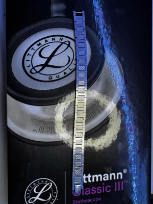 Armband - Snyggt silverfärgat armband  med rektangulära länkar och diskret rutmönster på varannan länk. Armbandet har en klassisk metallspänne och passar till de flesta. Jage öppen för bud 