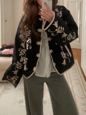 Svart vårjacka från NA-KD - Använd 3 gånger, helt ny, köpt för 1000