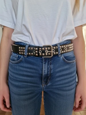 Skärp pyramidnitar - Skärp pyramidnitar för kvinnor, konstläder, avslappnad, elegant, gatuparty. Storlek 130 cm långt.