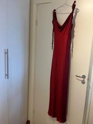 Gina tricot Lång vinröd klänning - Säljer en elegant långklänning från gina i vinrött. 