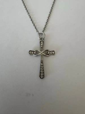 Halsband kors  - Halsband som inte är i äkta silver/guld. Kedja är oftast 50cm men kan ibland komma i 45cm. Kedja är rostfritt stål, berlock oftast i zinklegering men kan även det i vissa fall vara rostfritt stål. Be gärna om mått på berlock om detta är viktigt då bilderna är missvisande när det gäller hur stora dom är! 🌹❤️  Allt är nytt.  Bud accepteras inte 🥰🌹