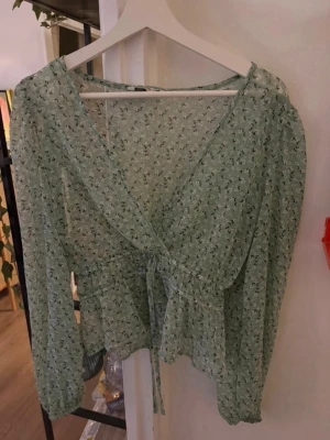 Grön blus! - Fin grön sommar blus. Har ett litet hål vid märkeslappen bak som inte syns eller märks! Pris kan diskuteras 