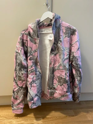 Hollister hoodie camo - Rosa camo Hollister hoodie i storlek M. Oanvänd