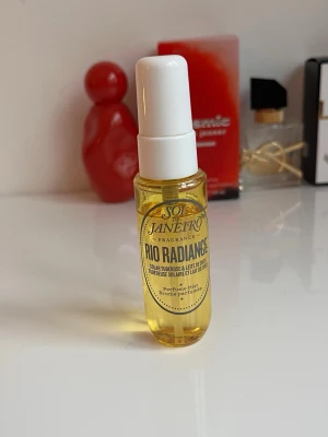 Rio Radiance fragrance mist - Säljer en 30ml body mist från Sol De Janeiro som knappt använts då det inte är min typ av doft. 