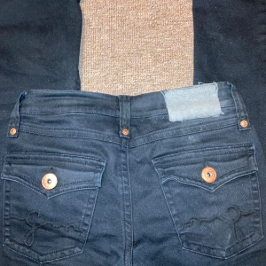 Low waist flared jeans - Svarta Low waist flared jeans med fina fickor, storlek S. pris kan diskuteras! (Skriv för mått)