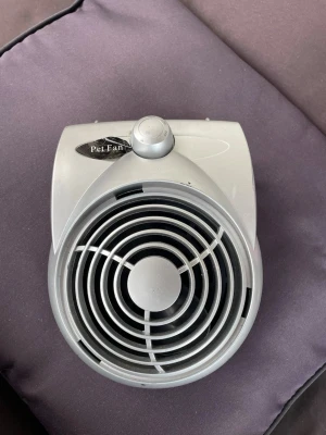 Fläkt till husdjur batteridriven - En enkel fläkt som kan hängas på djurets bur eller galler. Drivs av batteri. Aldrig använd men har legat i förråd, därav dammig.   