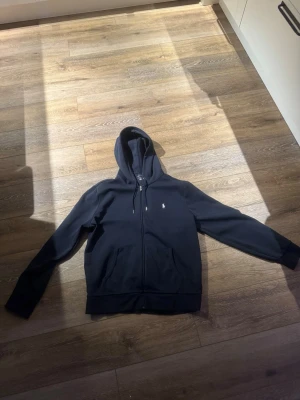 Ralph Lauren zip Hoodie  - Tja säljer en Ralph Lauren tröja som e använd fåtal gånger då jag rensar min garderob. Storlek large färg navy