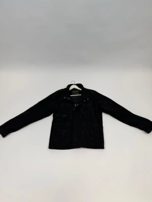 Woolrich Svart Jacka/ Overshirt - Jacka/ overshirt- jacka från Woolrich med fickor framtill och dragkedja, även knappar vi halsen. Ny skick aldrig använd. Jackan har schysst passform och skönt material. Äkthetsgaranti självklart 💯Pris kan självklart diskuteras 