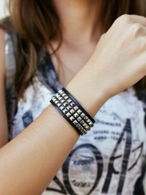 Armband nitar - Armband nitar. Storlek 21,5 cm. PU läder.