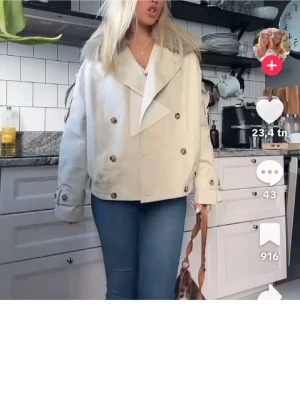 Beige kappa  - Beige super snygg kappa!