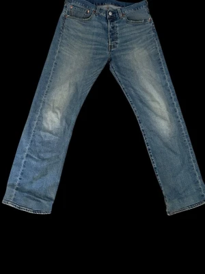 Levis 501 - Snygga Levis 501, skön tvätt, W31 L32 men är lite uppsydda som syns på sista bilden. Straight fit. Hör av dig ifall du har frågor!
