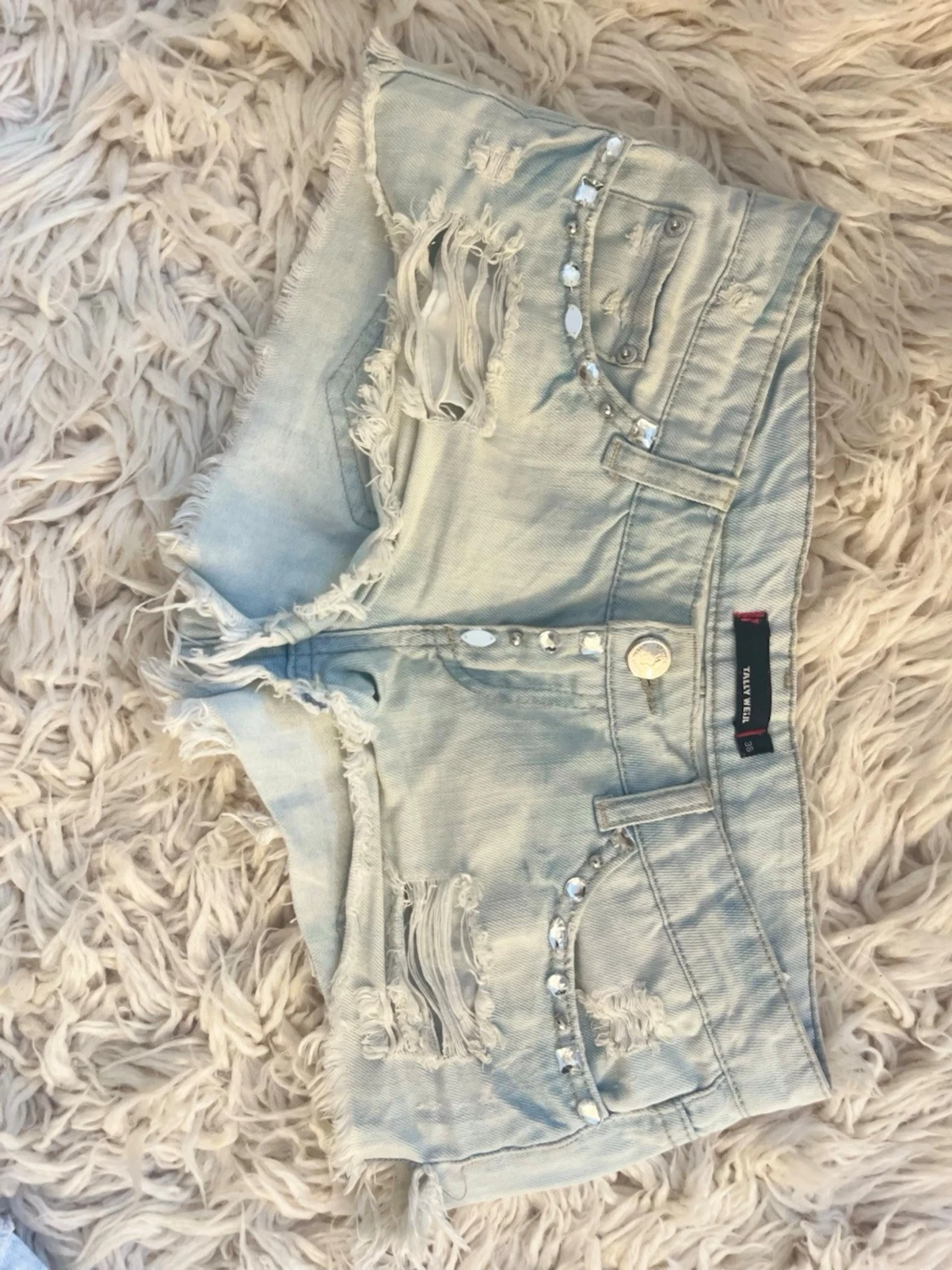 RESERVERAD Super lowwaist super lågmidjade ljusblåa slitna jeansshorts med diamanter 