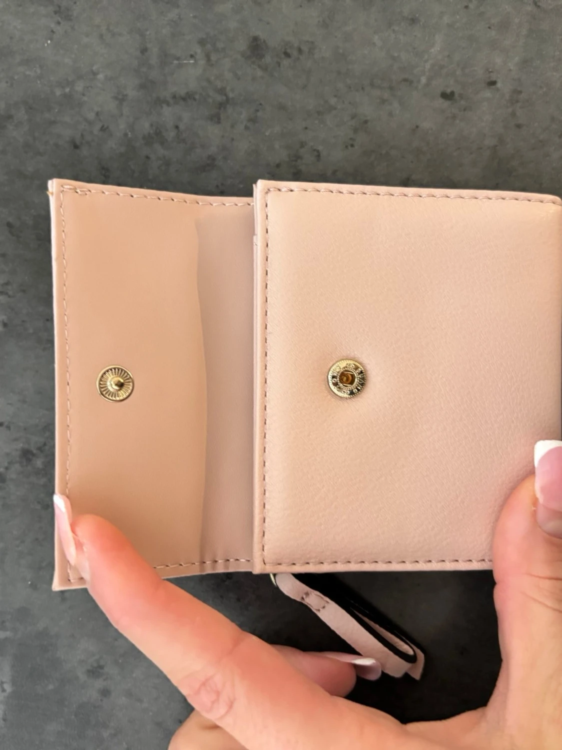 Ljusrosa plånbok från Guess - 2