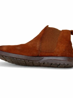 Bruna Chelsea boots i mocka FierStep - Snygga Chelsea boots från FierStep i brun mocka med elastiska paneler på sidorna och robust gummisula. Skorna har en klassisk siluett och är tillverkade i Egypten. Perfekta för dig som gillar stilrena och bekväma boots.