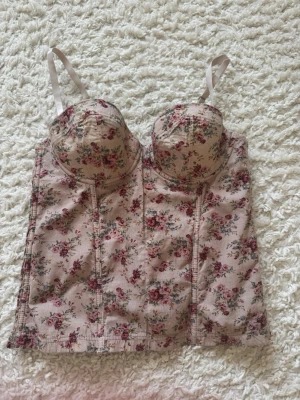 Söt blommig korsett topp - En jättesöt blommig korsett topp som jag köpt secondhand men som tyvärr var för stor för mig. I storlek 75B men skulle  även passa lite större storlekar och i ett jättefint skick💞Från Gina tricots samarbete med Lingerie💞pris går att diskutera!