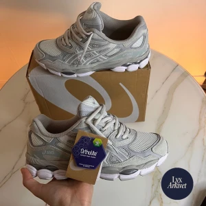 ASICS GEL-NYC  Cream / Cloud Grey - Asics Gel Nyc Cream/CloudGrey                   Storlek 43,5                                                          Skick 10/10                                         Originalkartong medföljer                                                                                                                         .                                                                                Skriv gärna vid frågor eller om du vill ha fler bilder