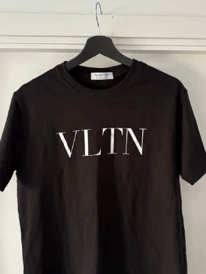 Valentino t-shirt - Säljer min svarta valentino t-shirt i nyskick. Den är i strl L men sitter som M. Vid frågor och funderingar så är det bara att höra av er!