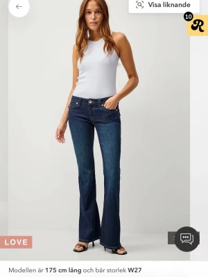 True religion jeans  - Snygga mörkblå bootcut jeans med klassisk femficksdesign och orangea sömmar. Jeansen har låg midja och utsvängda ben orginal pris 1300