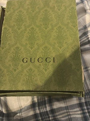 Gucci keps med monogrammönster - Säljer en snygg keps från Gucci med klassiskt monogrammönster. Kepsen har meshdetaljer på insidan och etikett med Gucci-logga. Perfekt accessoar för dig som vill ha något exklusivt och trendigt. Färgskalan går i beige och svart.