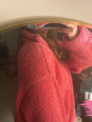 CorallRosa teddyjacka 💖💖 - Supermjuk och fluffig teddyjacka i stark rosa färg. Jackan har dragkedja framtill, hög krage och breda ärmar för en avslappnad look. Perfekt för dig som vill ha en mysig och trendig jacka i garderoben.