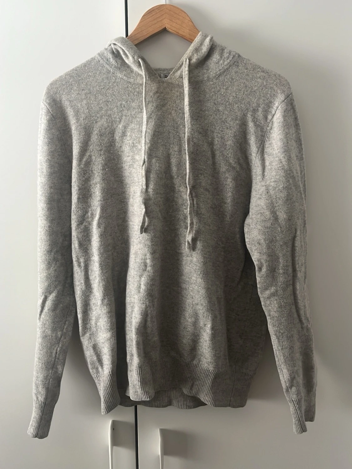 Ljusgrå hoodie med dragsko