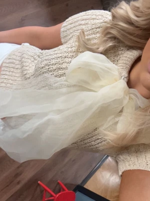 Tröja Zara - Jättegullig stickad topp från zara! Bara använd fåtal gånger så den är i jättefint skick. Rosetten kan knytas hur man vill och går även att ta bort den💕