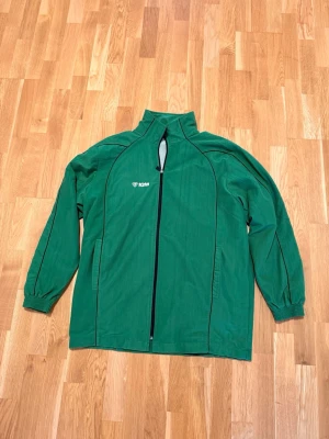 Grön windbreaker - Säljer en gammal grön techkofta, då den är för stor för mig! Är i storlek XXL, och i väldigt gott skick! 100kr, skriv vid funderingar:)!