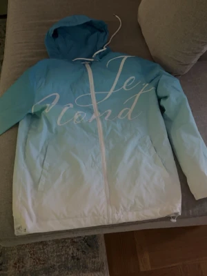 Jemond vindjacka  - Säljer en fin vindjacka säljer pågrund av att jag råka köpa i fel storlek och kunde inte göra en retur den är i storlek M 