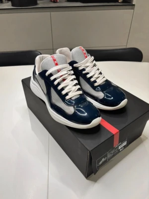 Prada Cups Royal Blue - Prada Cups i storlek 44, Färgen mörkblå, royal blue. 100% äkta köpta i Köpenhamn både seriekoden och sizetagen i skon och har kvittot kvar, köpta i Prada butiken i Illums. Haft det lite över 1 år men sparsamt använt som man ser